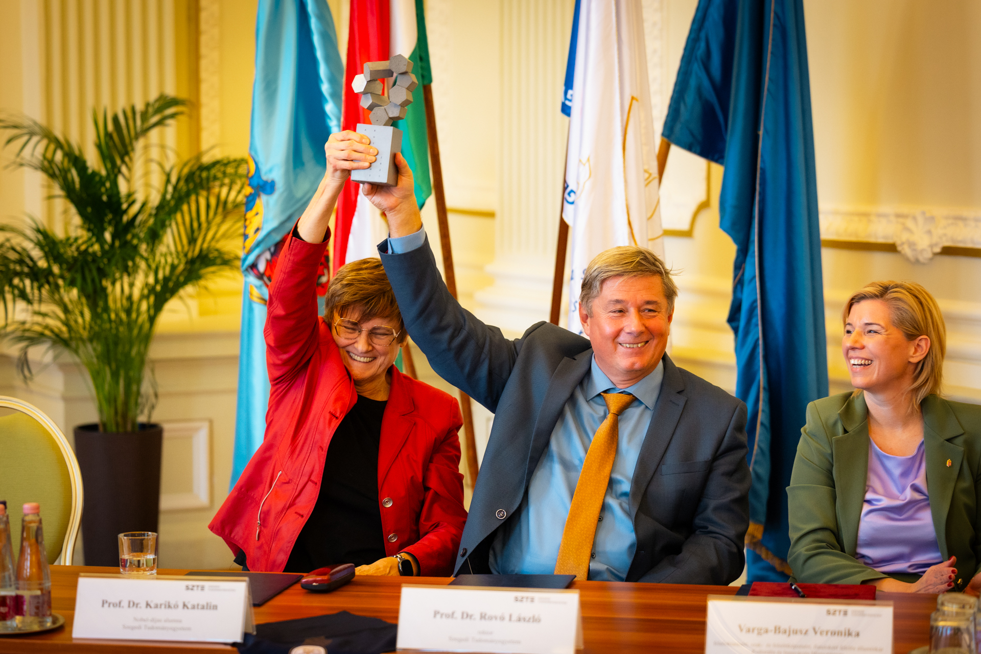 Prof. Dr. Karikó Katalin és Prof. Dr. Rovó László magasba emelik az SZTE által elnyert Az Év Innovatív Egyeteme 2025 díjat